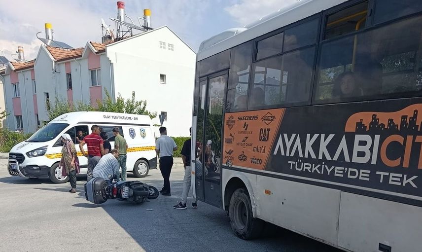 Erzincan'da midibüs ve motosiklet çarpıştı: Yaralı genç hastaneye kaldırıldı