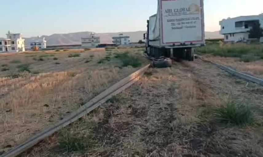 Kızıltepe'de kontrolden çıkan tır boş arazide hasar aldı