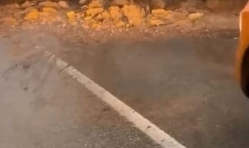 Uludağ yolunda toprak kayması nedeniyle trafik aksadı