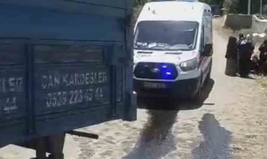 Muş'ta yolcu treninin çarptığı traktör ikiye ayrıldı