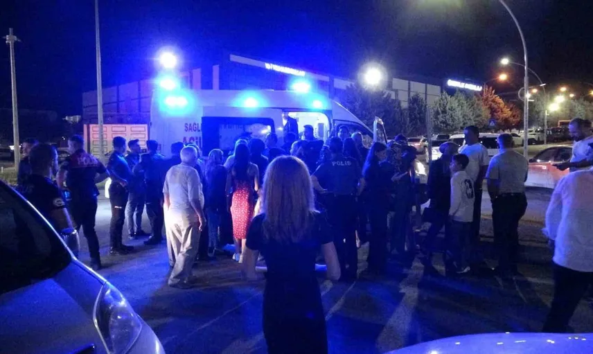 Malatya'da düğün halayında gergin anlar: 'Elini tuttun' yüzünden kavga çıktı