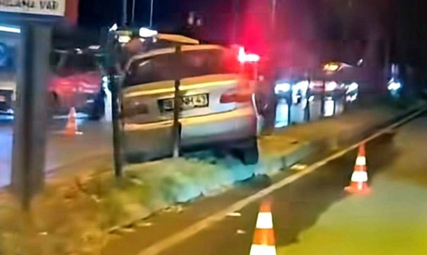 İnegöl'de kontrolden çıkan otomobil orta refüje çıktı