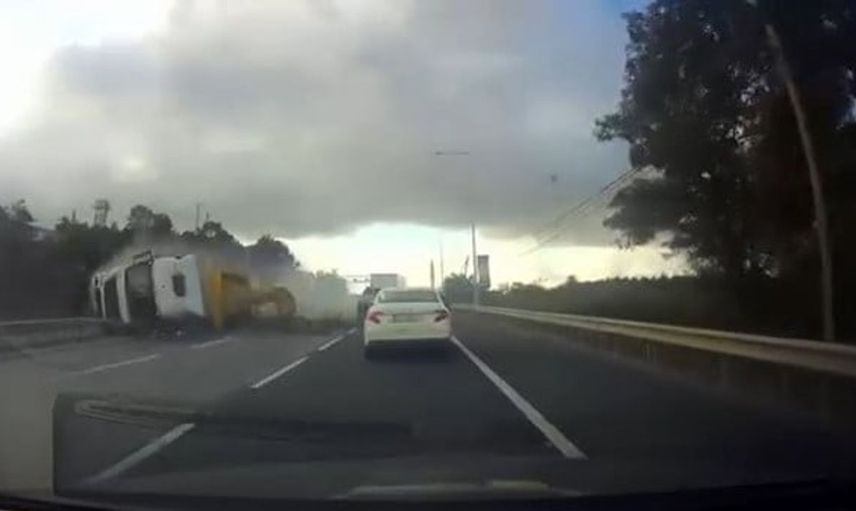 Arnavutköy’de hafriyat kamyonu refüje devrildi: Kaza anı kaydedildi