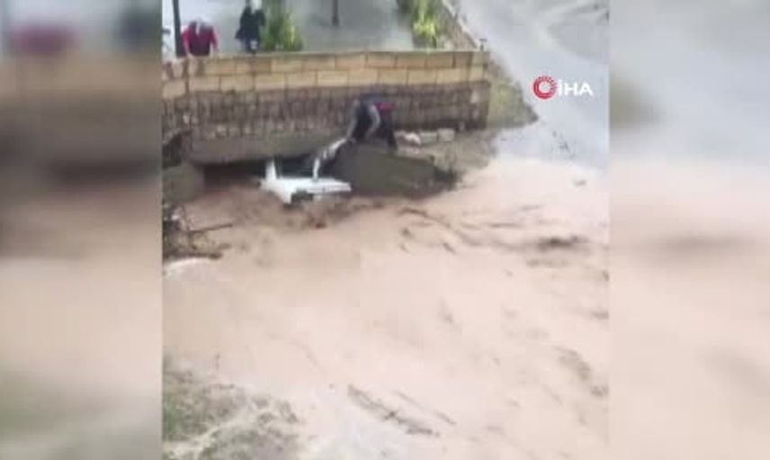 Nevşehir'de sel felaketi: Araçta mahsur kalanlar için kurtarma anları kaydedildi