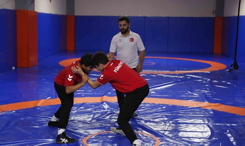 Bağcılarlı güreşçi kardeşlerin başarıları turnuvaya damga vurdu