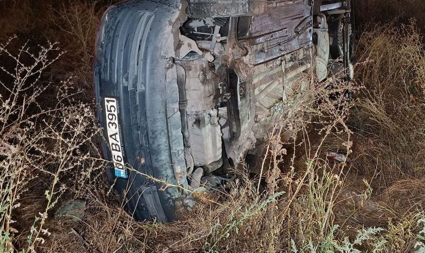 Yağışlı havada kaygan yolda kontrolden çıkan araç devrildi: 2 yaralı
