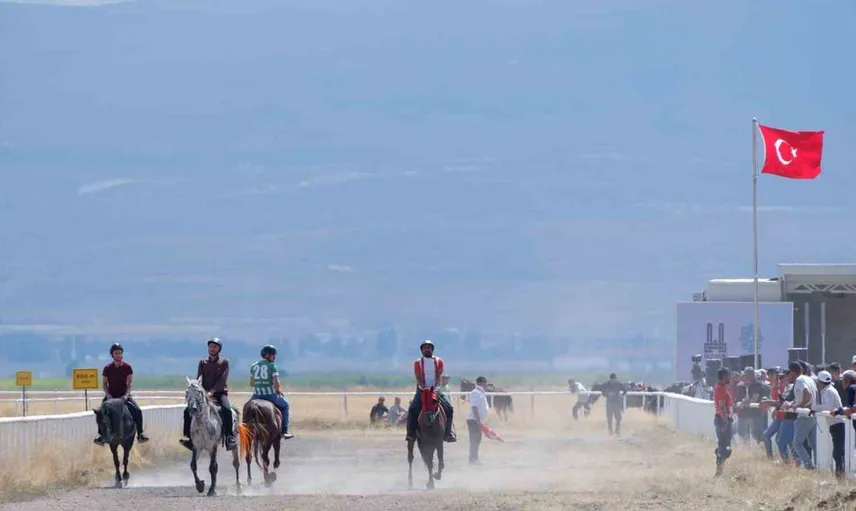 Erzurum rahvan at yarışlarıyla geleneksel spor kültürünü canlandırdı