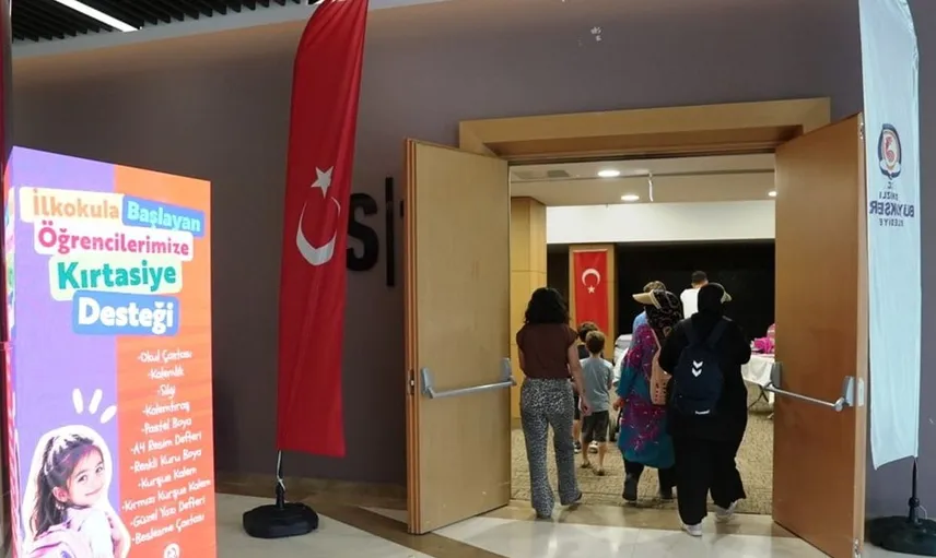 Denizli Büyükşehir Belediyesi'nden öğrencilere kırtasiye desteği