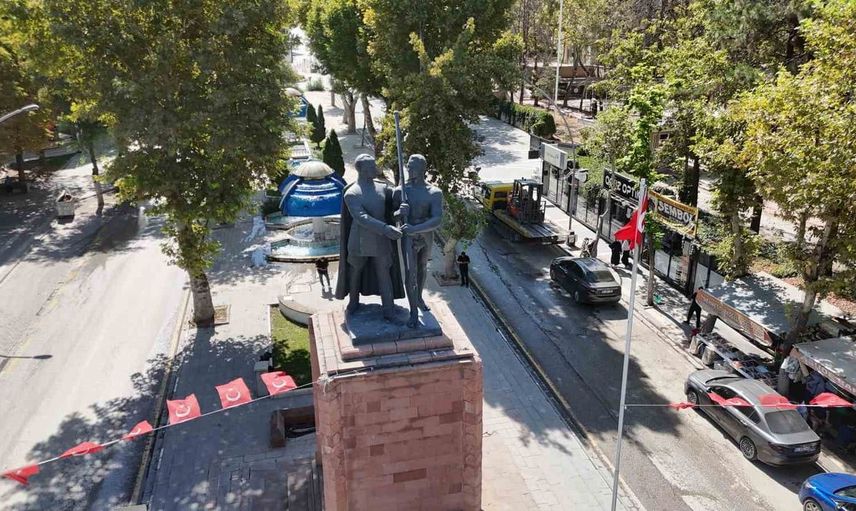 Malatya'da Atatürk Anıtı'ndaki çıplak figüre pantolon giydirme tepkisi