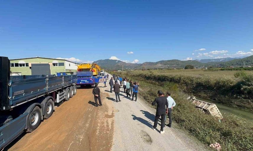 Dalaman'da taşkında kamyon devrildi: Sürücü hastaneye kaldırıldı
