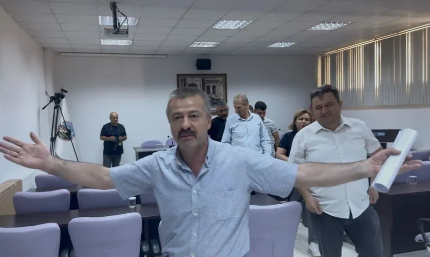 Kula Belediye Meclisi’nde çok amaçlı spor salonu oylamasında tartışma yaşandı