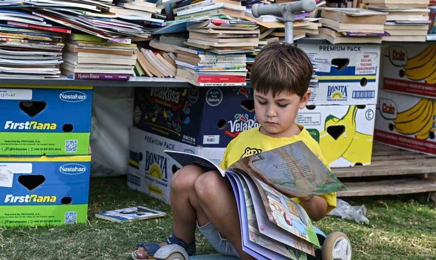 İzmir kitap fuarı yoğun ilgiyle başladı: Yazarlar ve okuyucular bir araya geldi