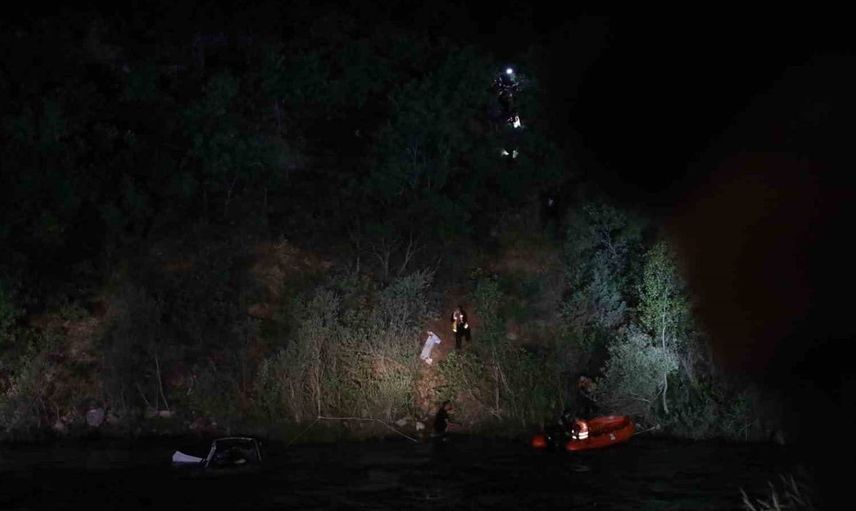 Tunceli’de direksiyon hakimiyetini kaybeden araç Munzur Nehri’ne düştü: 2 yaralı