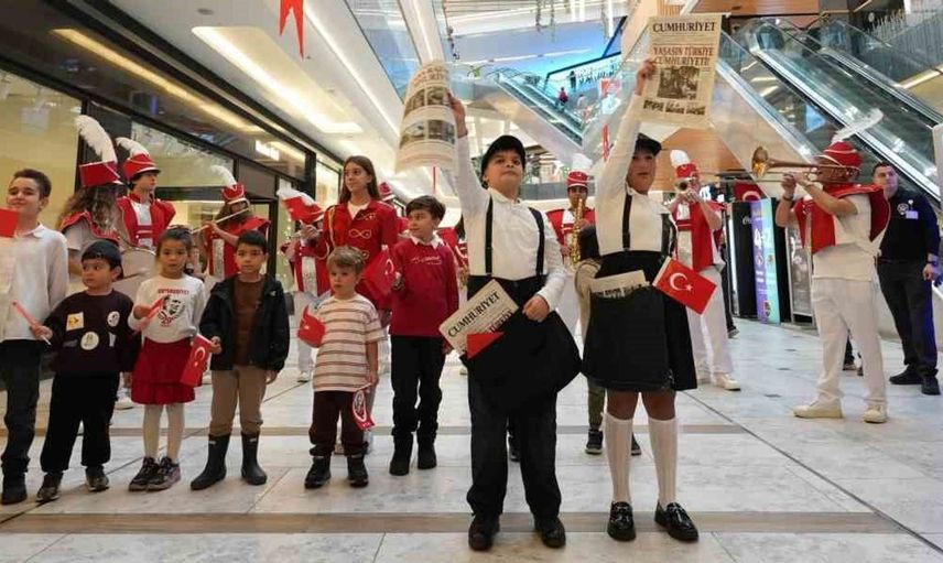Cumhuriyet coşkusunu çocuklar bayraklarla yaşattı
