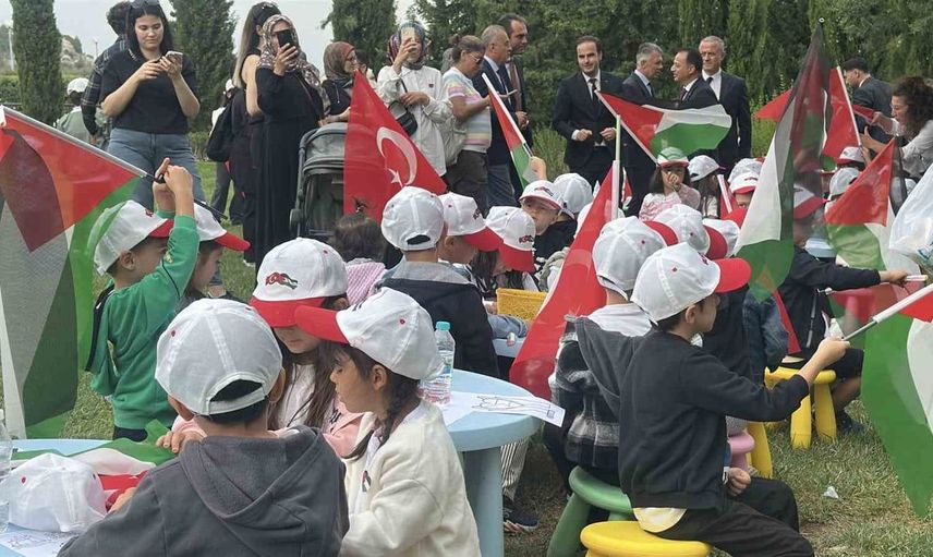 Burdur'da gökyüzüne umut uçurtmaları bırakıldı