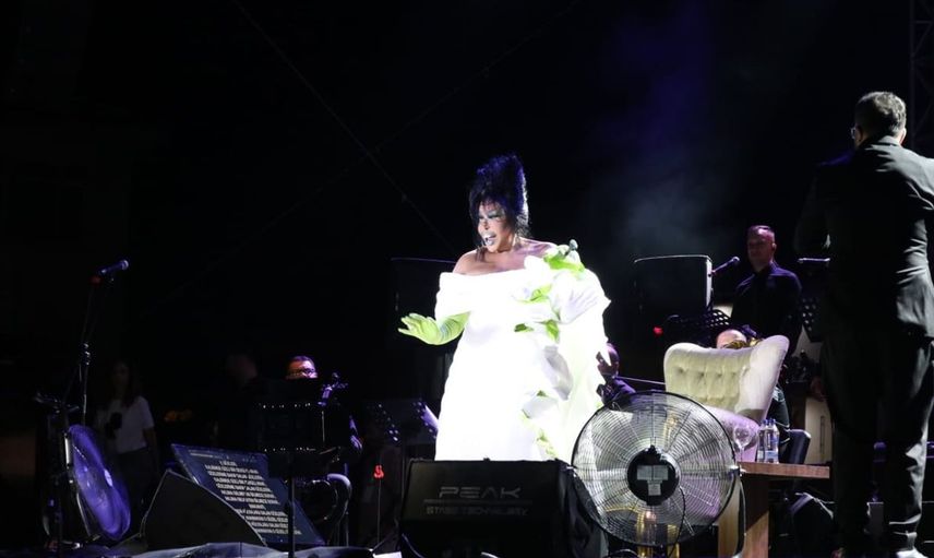 Bülent Ersoy, Çivril'de elma festivaline damga vurdu