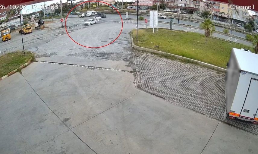 Manavgat'ta otomobil havada takla attı, sürücüler hastaneye gitti