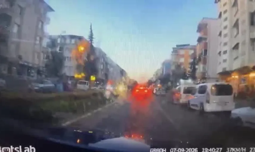 Motosikletin tekerlekli sandalyeye çarpıp kaçtığı anlar güvenlik kamerasında