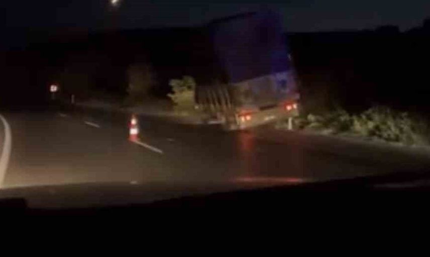 Karacabey’de kamyonet ağaçlara çarparak durdu