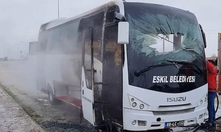 25 öğrencinin olduğu midibüs bir anda alev aldı!