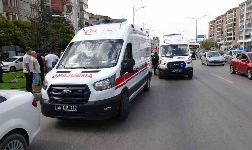 Malatya'da kontrolden çıkan otomobil trambüs direğine çarptı: 4 yaralı