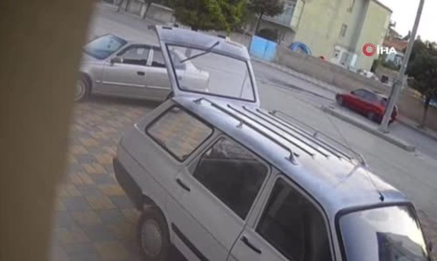 Yokuş aşağı freni patlayan minibüs, taksiyi sürükleyip elektrik direğine çarptı: 1 yaralı