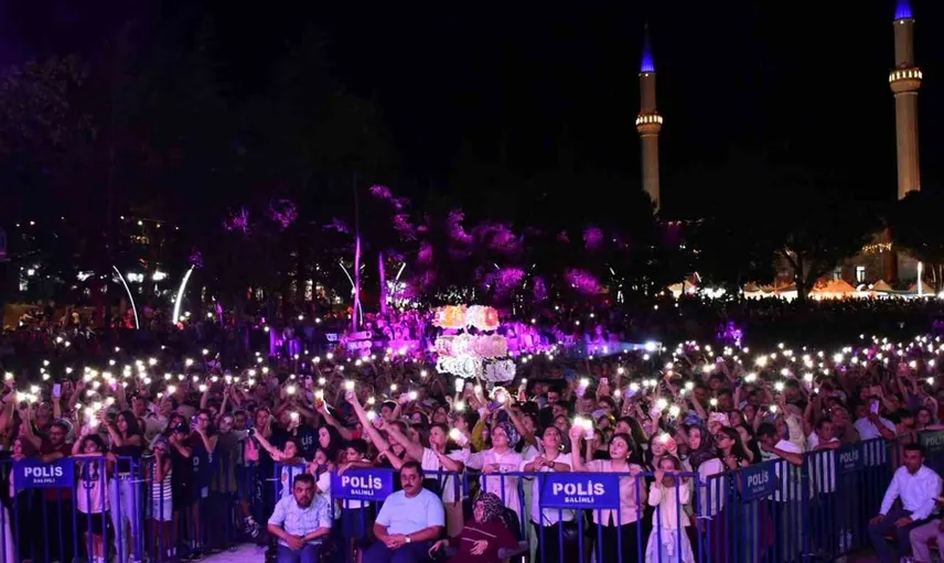 Zara konseriyle Demirci Kurtuluş Festivali'nde coşku doruğa ulaştı