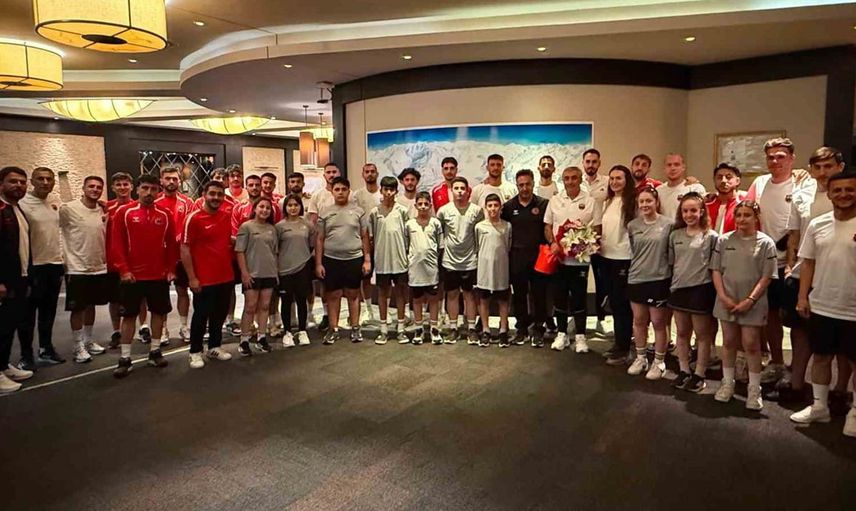 Erzincan'ın sportif buluşması: Erzincanspor ve badminton takımı bir araya geldi
