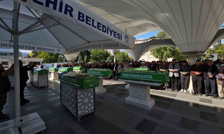 Kayseri'deki trafik kazasında hayatını kaybeden 3 kişi son yolculuklarına uğurlandı