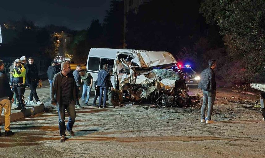 Karabük'te işçi servisi elektrik direğine çarptı, 6 kişi yaralandı