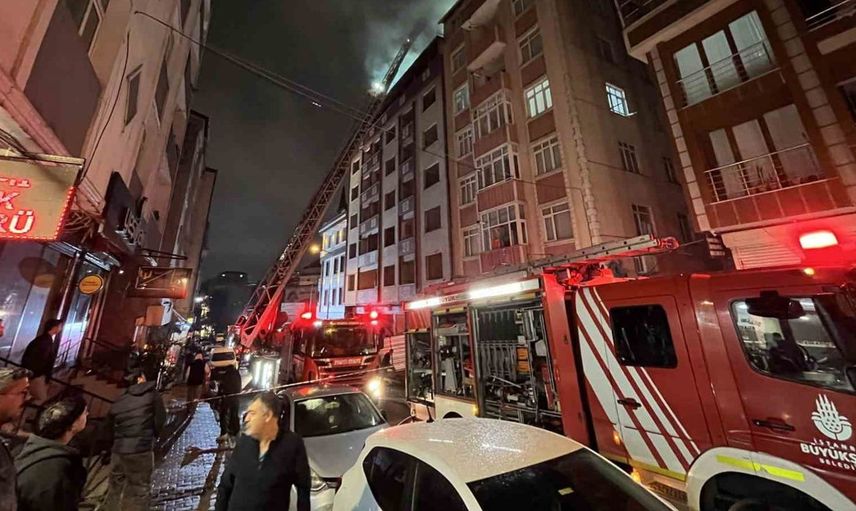 Küçükçekmece'de kentsel dönüşüm alanında yangın paniği: Binanın çatısı alev alev yandı