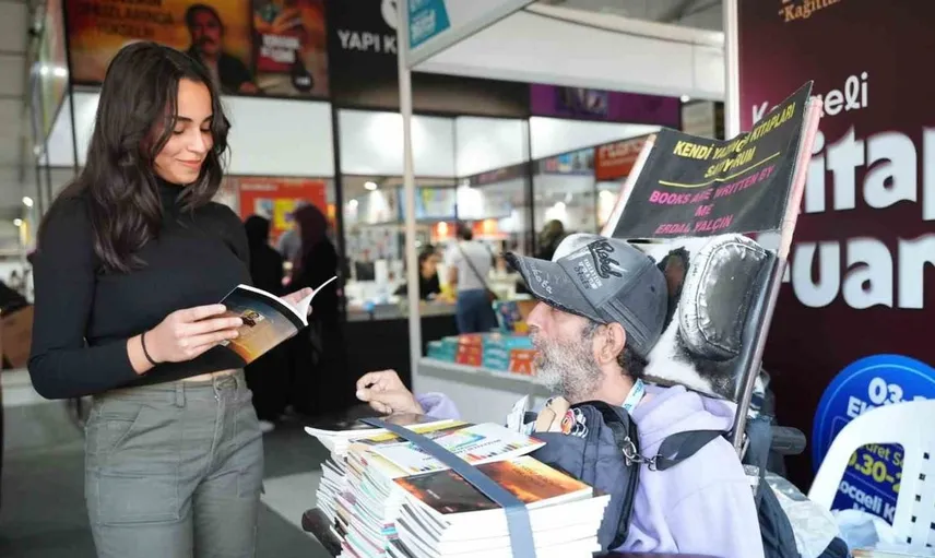 Tek parmağıyla yazdığı 27 eserle dikkat çeken Erdal Yalçın, Kocaeli Kitap Fuarı’nda kesimcilerle buluştu
