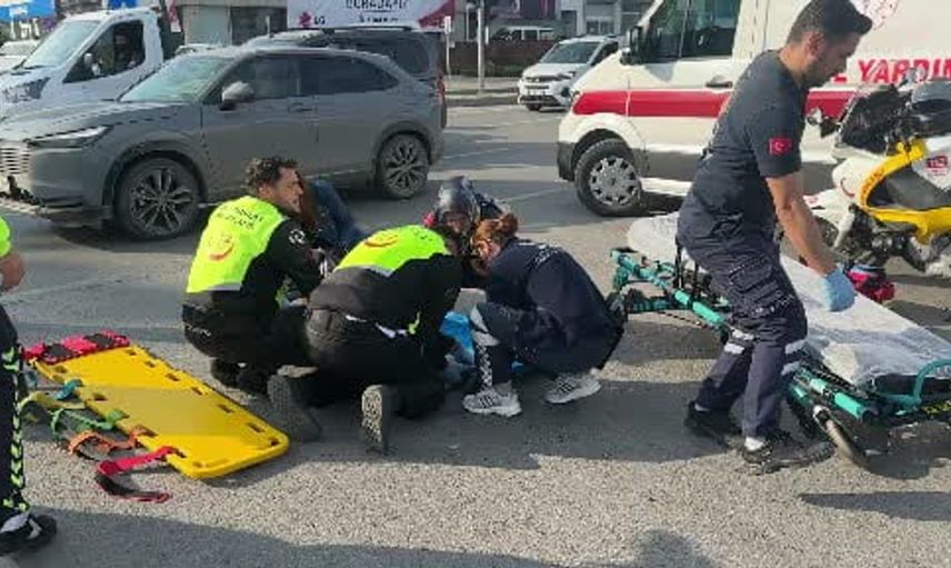 Samsun'da kavşakta hafif ticari araç çarpması sonucu kadın yaralandı