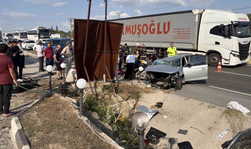 D100'de otomobil su kanalına çarptı: 2 ölü, 4 yaralı