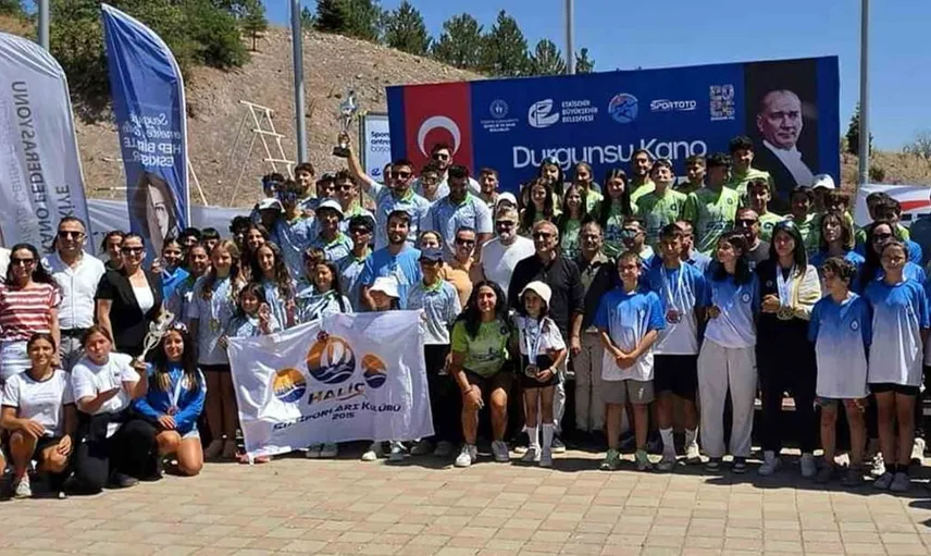 Bursa Büyükşehir Belediyespor kanocuları ulusal şampiyonada 12 madalya kazanarak başarılarına yenisini ekledi