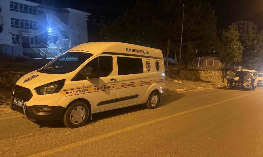 Tokat'ta okul bahçesinde bıçaklı kavga: Bir kişi ağır yaralandı