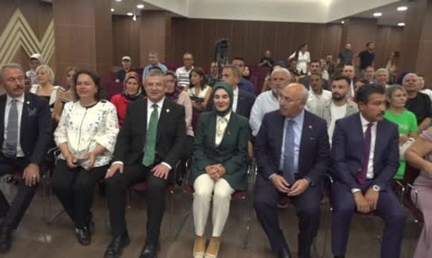 Evlilik desteği alan çiftin nikahına katılan bakan mutluluklarını paylaştı