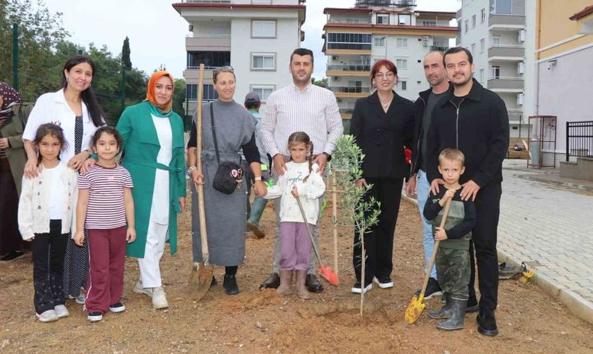 Alanya'da çocuklar doğayla buluştu: Zeytin fidanı dikim etkinliği düzenlendi