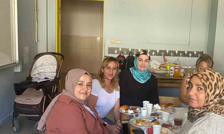 Burhaniye'de kadınların okuma yazma kursunun başarıyla tamamlanması
