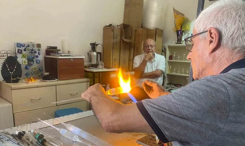 Cam ustası emekli olduktan sonra sanatla buluştu