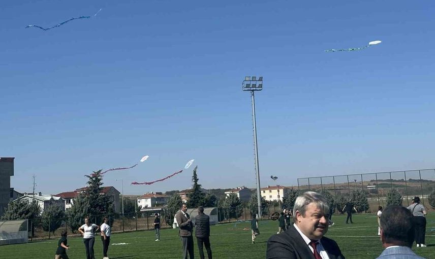 Muratlı'da gökyüzü çocuklar için renklendi: Dayanışma mesajı verildi