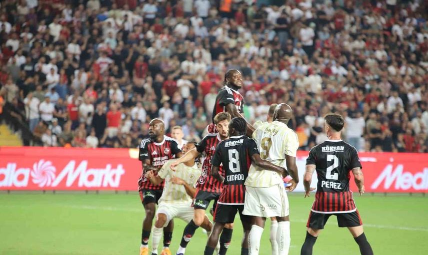 Gaziantep FK ile Fenerbahçe ilk yarıda golsüz eşitlik sağladı