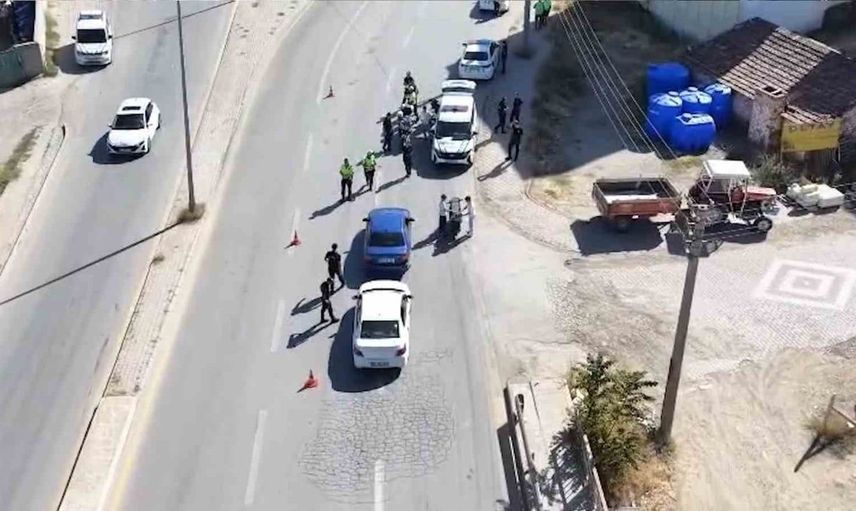 Trafik denetiminde ehliyetsiz sürücünün hamlesi dronla belgelendi