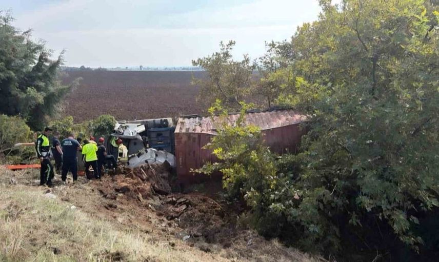 Bursa'da tırın tarlaya uçması sonucu sürücü yaralandı