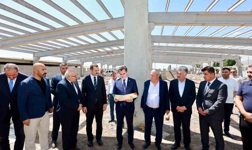 Bitlis Valisi Karakaya, Güroymak'ta yapımı süren tekstil fabrikasını inceledi