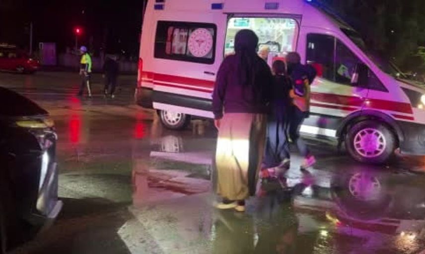 Burdur'da öğrenci servisi otomobille çarpıştı: 12 öğrenci hastaneye kaldırıldı