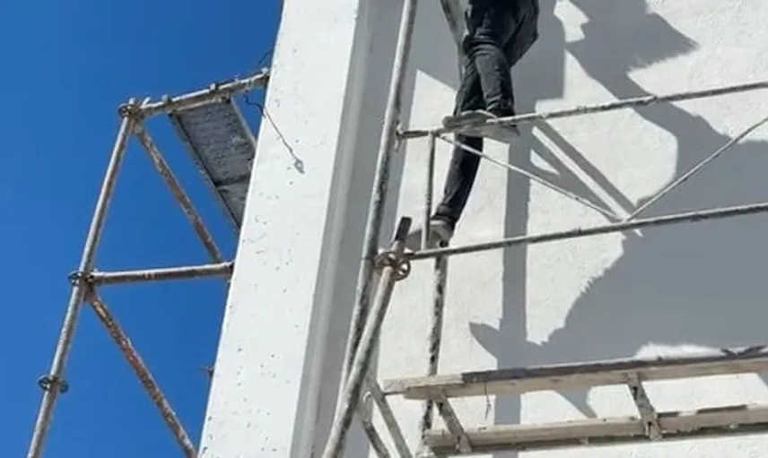 Bayraksız kalmaya gönlü razı olmadı: İskeleden Türk bayrağını düzeltti