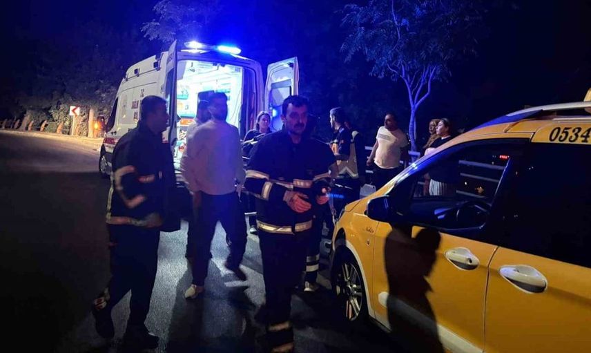 Mardin'de direksiyon hakimiyeti kaybı: Reklam panosuna çarpan otomobilde 3 yaralı