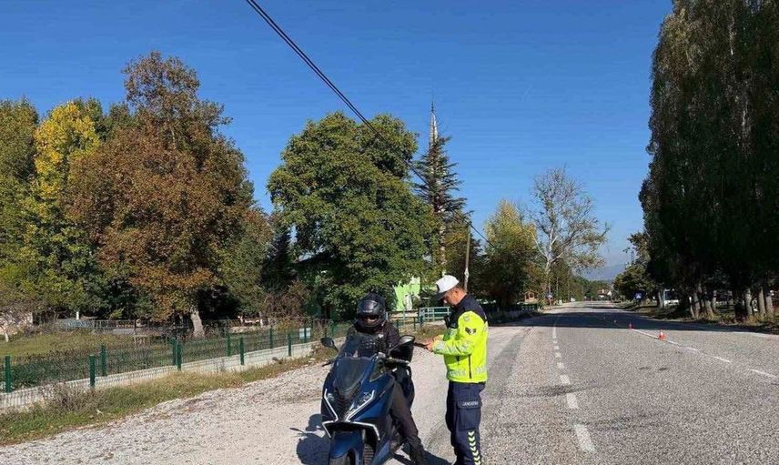 Bilecik'te trafik denetimi: Kuralları ihlal eden iki sürücüye ceza kesildi