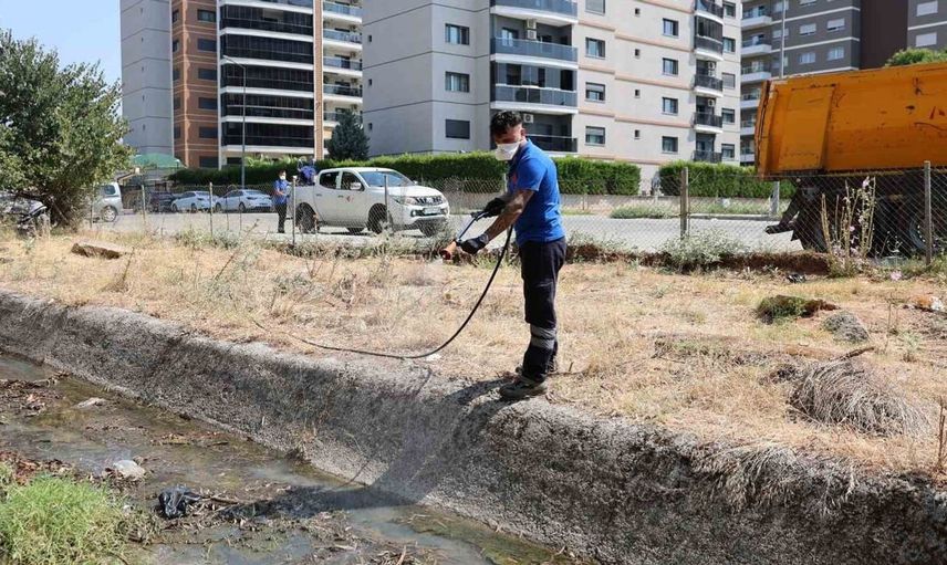 Efeler'de halk sağlığı için ilaçlama çalışmaları aralıksız sürüyor
